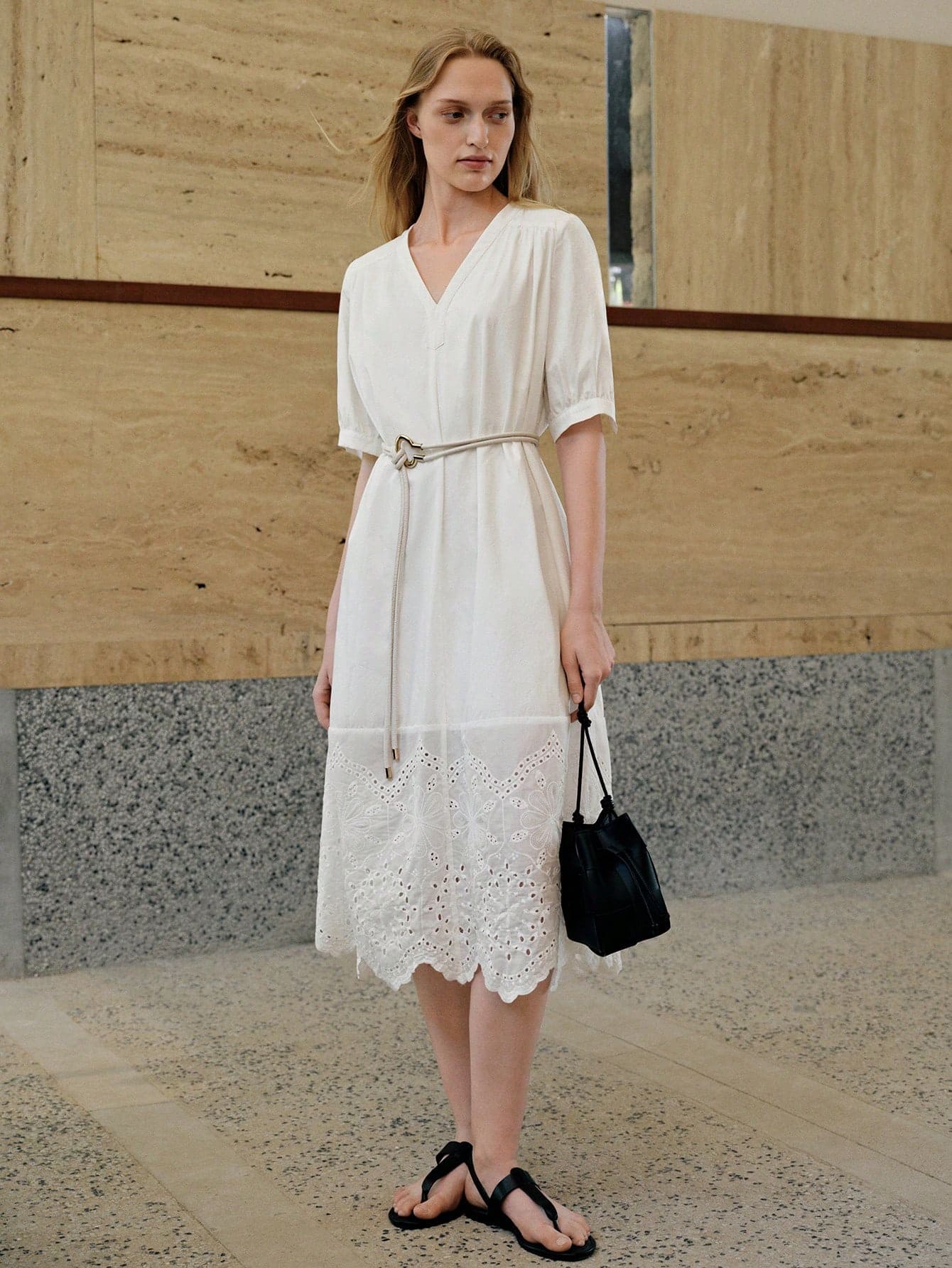 Vestido com cinto de bordado de ilhós