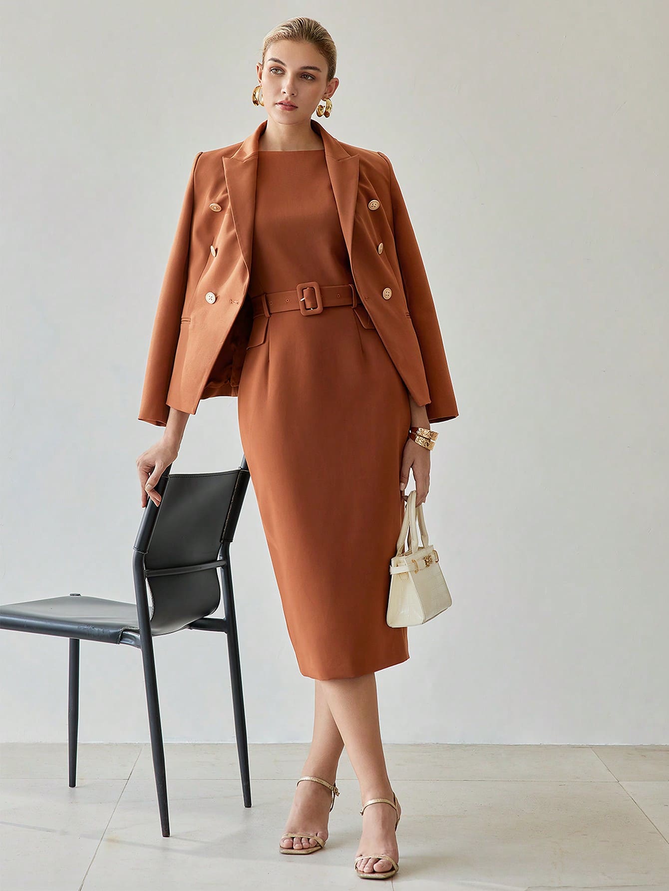 Vestido MIDI com Detalhe de Aba Sólida Fivela e Cinto