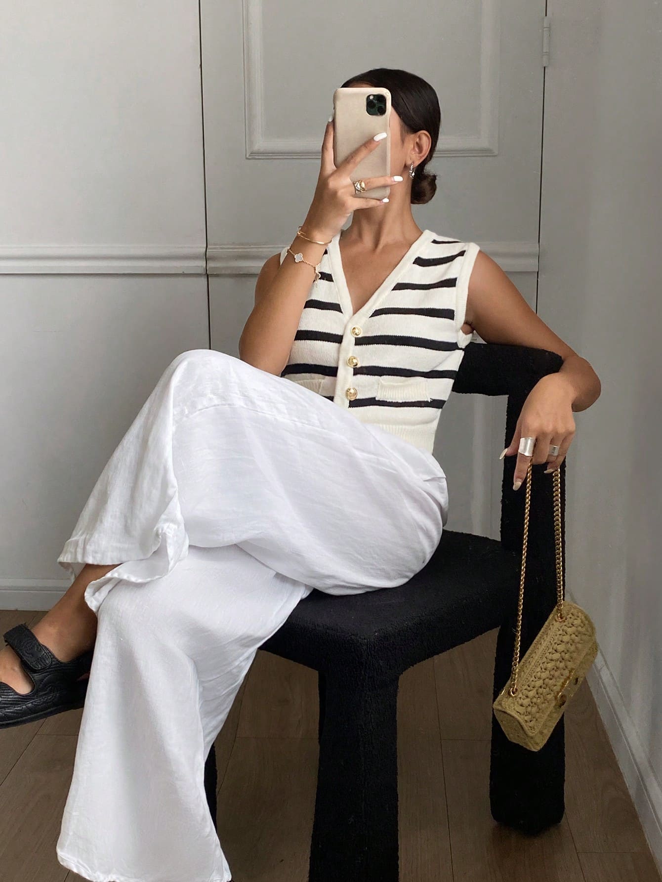 Colete Tricotado Minimalista com Listras e Botões na Frente Sem Mangas