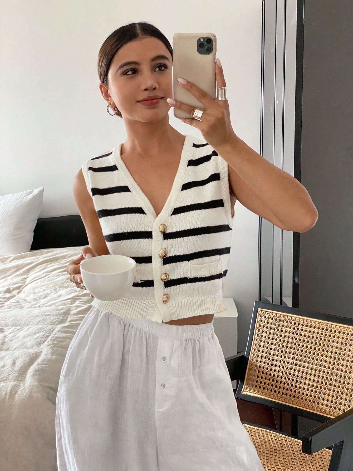 Colete Tricotado Minimalista com Listras e Botões na Frente Sem Mangas