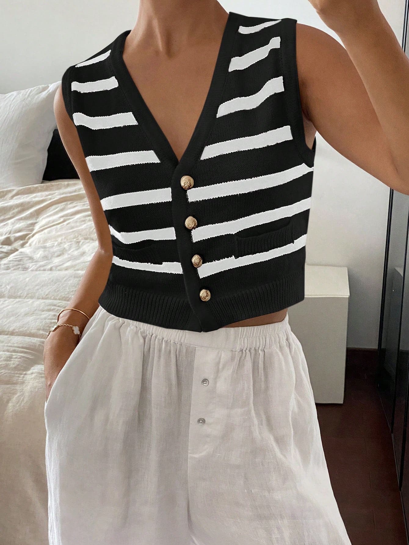Colete Tricotado Minimalista com Listras e Botões na Frente Sem Mangas