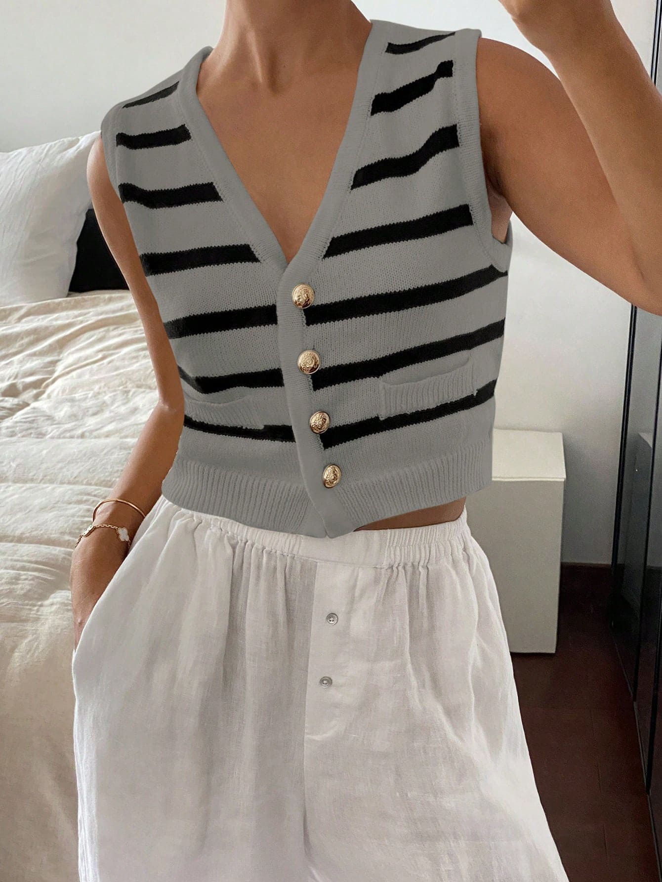 Colete Tricotado Minimalista com Listras e Botões na Frente Sem Mangas