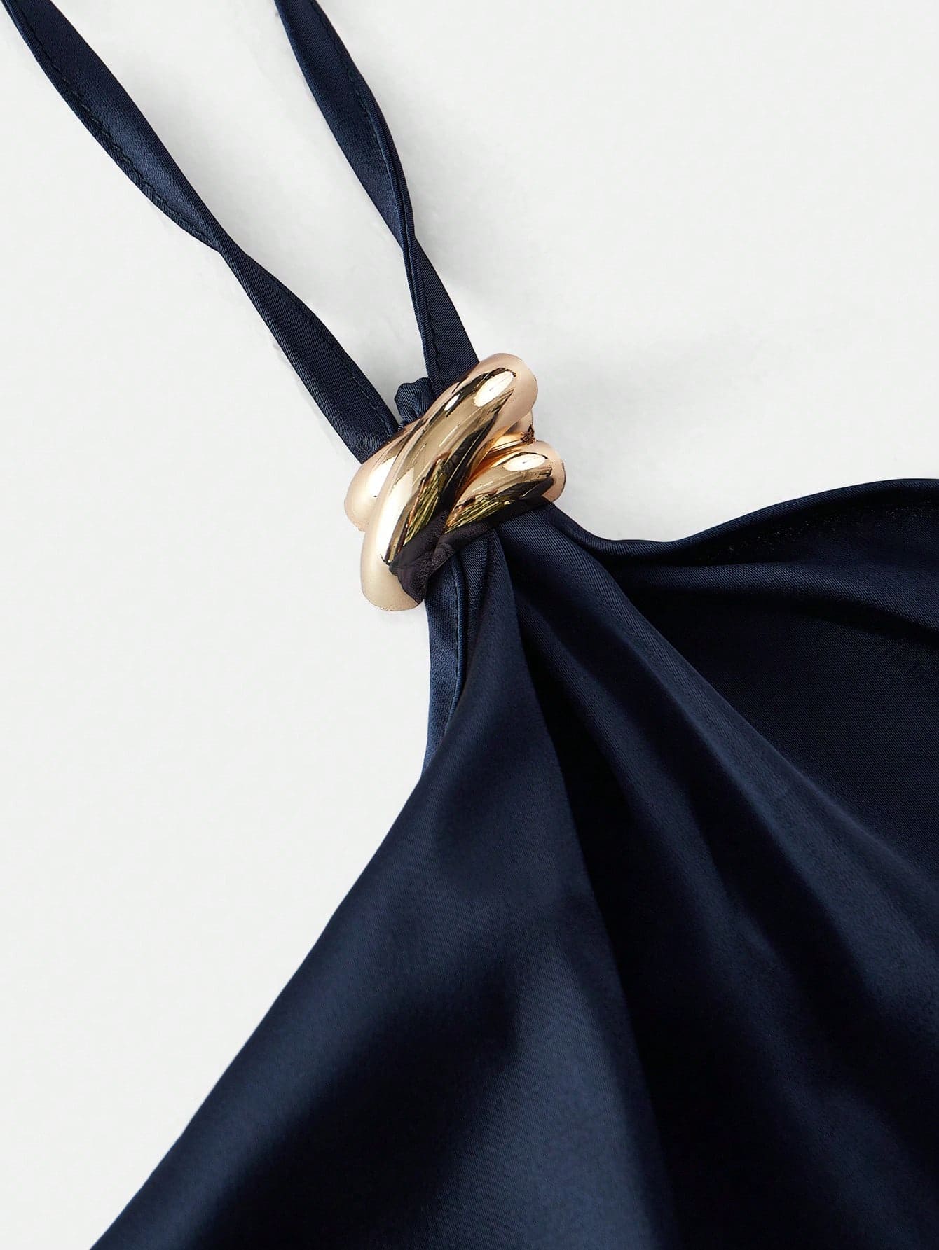 Blusa com decote assimétrico e fechamento nas costas