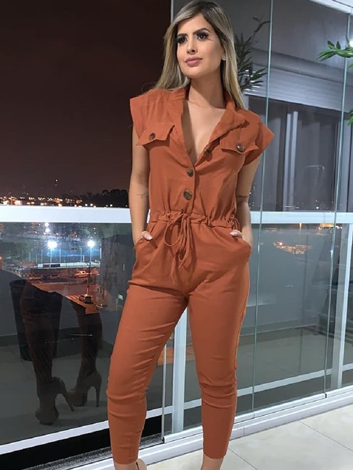 Macaquinho pantacourt blogueira com decote botões e bolsos